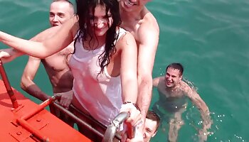 La MILF rossa giocherellona gioca con la sua figa bagnata nella casa in giardino belle mamme porche